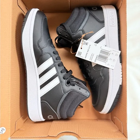 BOYS' ADIDAS HOOPS MID 3.0 Basketball SNEAKERS US size 4 Black/White