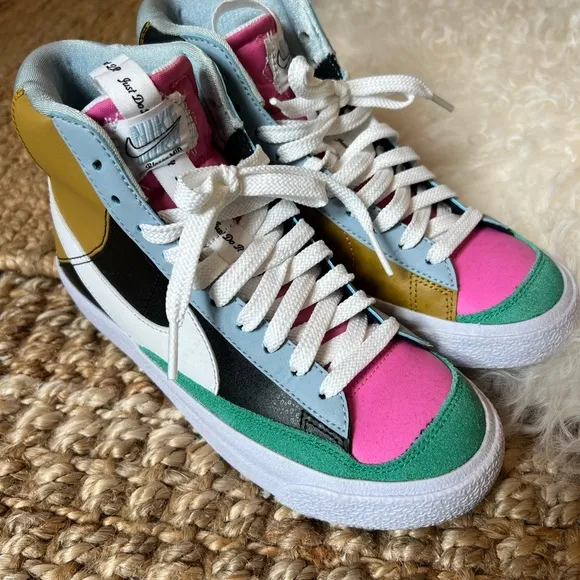 GIRLS/KIDS NIKE BLAZER SNEAKERS SIZE 3.5 NEW NEVER WORN.