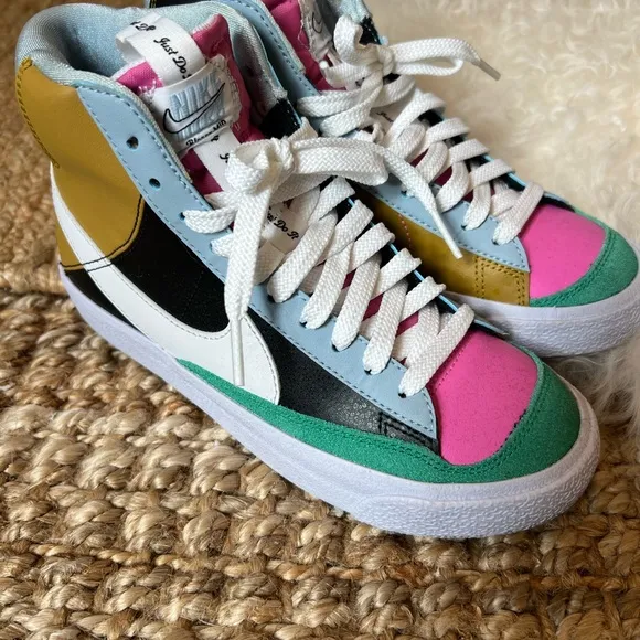 GIRLS/KIDS NIKE BLAZER SNEAKERS SIZE 3.5 NEW NEVER WORN.