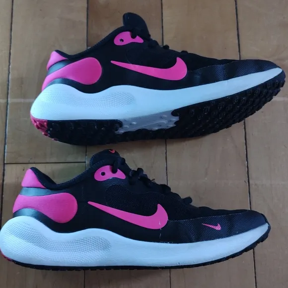 Nike Girls Black and Pink Sneakers