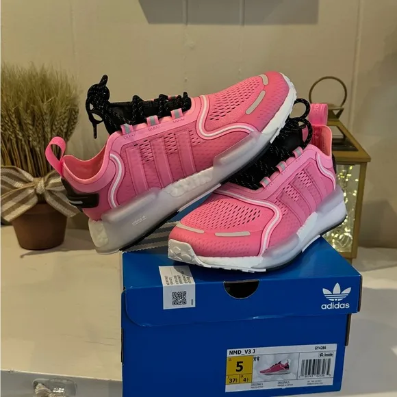Nike NMD V3 NEW in Box 🩷🩷🩷 (Big Kids 5/6.5 woman’s)