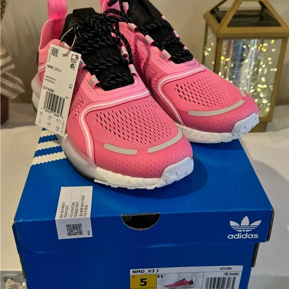 Nike NMD V3 NEW in Box 🩷🩷🩷 (Big Kids 5/6.5 woman’s)