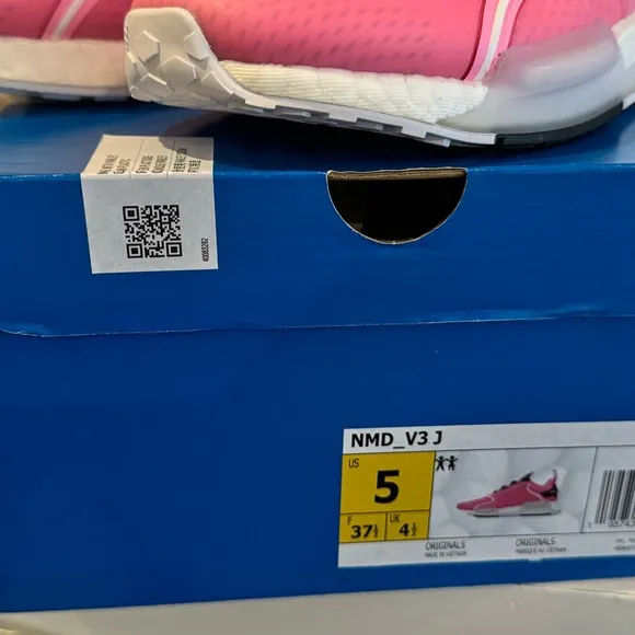 Nike NMD V3 NEW in Box 🩷🩷🩷 (Big Kids 5/6.5 woman’s)