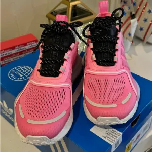 Nike NMD V3 NEW in Box 🩷🩷🩷 (Big Kids 5/6.5 woman’s)