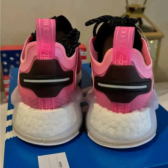 Nike NMD V3 NEW in Box 🩷🩷🩷 (Big Kids 5/6.5 woman’s)