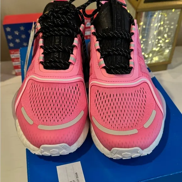 Nike NMD V3 NEW in Box 🩷🩷🩷 (Big Kids 5/6.5 woman’s)