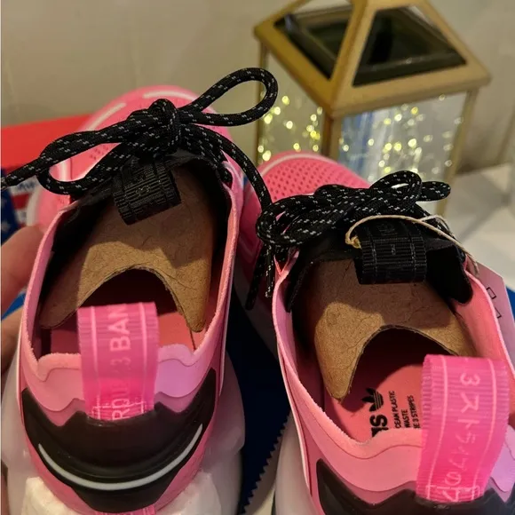 Nike NMD V3 NEW in Box 🩷🩷🩷 (Big Kids 5/6.5 woman’s)
