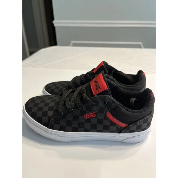 NWOT - Vans Seldan Checkerboard Lace Up Sneakers Black Red Youth Size 3.5