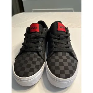 NWOT - Vans Seldan Checkerboard Lace Up Sneakers Black Red Youth Size 3.5