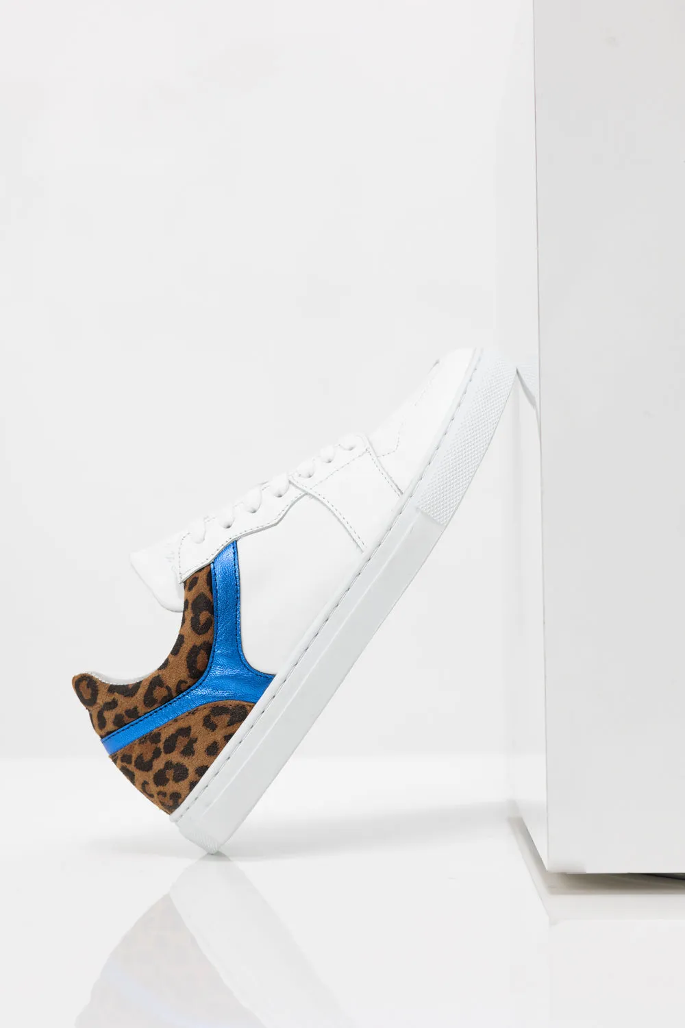 O.OLIVIA - Sneakers basses blanches en cuir avec découpes bleu métallisé et motif léopard