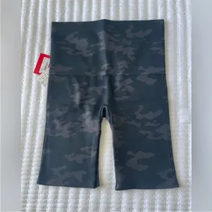 Spanx Lamn Camo Bike Athletic Shorts size M black gray NWT
